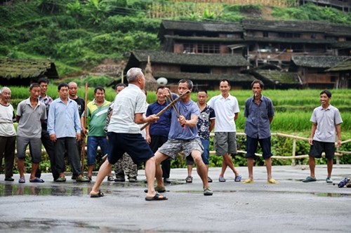  Ngôi làng kỳ lạ có tên Ganxi này là một làng hẻo lánh trên núi ở giữa tỉnh Hồ Nam và Quý Châu của Trung Quốc. Mọi người dân ở đây, từ trẻ em tới những cụ già hơn 60 tuổi, thường xuyên luyện võ hàng ngày.